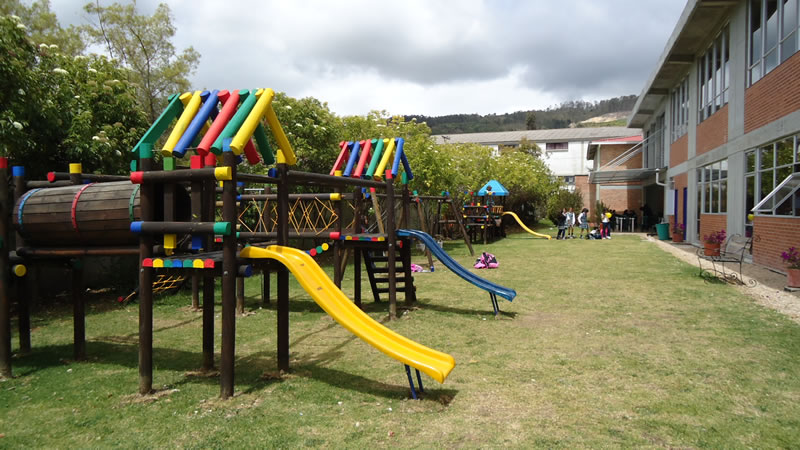 parque infantil con cesped artificial