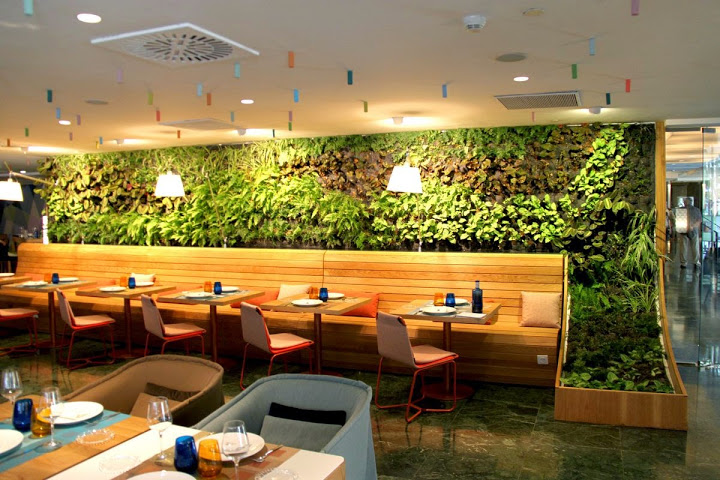 restaurante con jardin vertical
